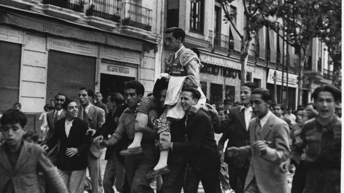 Manolete es llevado a hombros de aficionados por los Tejares hasta su casa de la Lagunilla, en 1943.