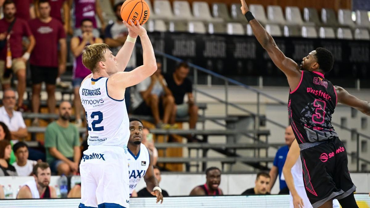Marcis Steinbergs lanza un triple delante de Melvin Ejim
