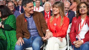 01/12/2024 El presidente del Gobierno y secretario general del PSOE, Pedro Sánchez, en la clausura del 41 Congreso Federal del PSOE en Sevilla, junto a su mujer, Begoña Gómez. POLITICA FRANCISCO DAGUERRE/ EUROPA PRESS
