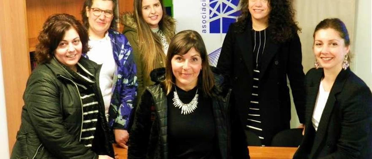 La interiorista Patricia Maquieira (2ªdcha.) y la vicepresidenta de la Asociación de Empresarios, Verónica González Seijas (dcha.), junto a varias asociadas que reciben asesoramiento para sus negocios.  // FdV