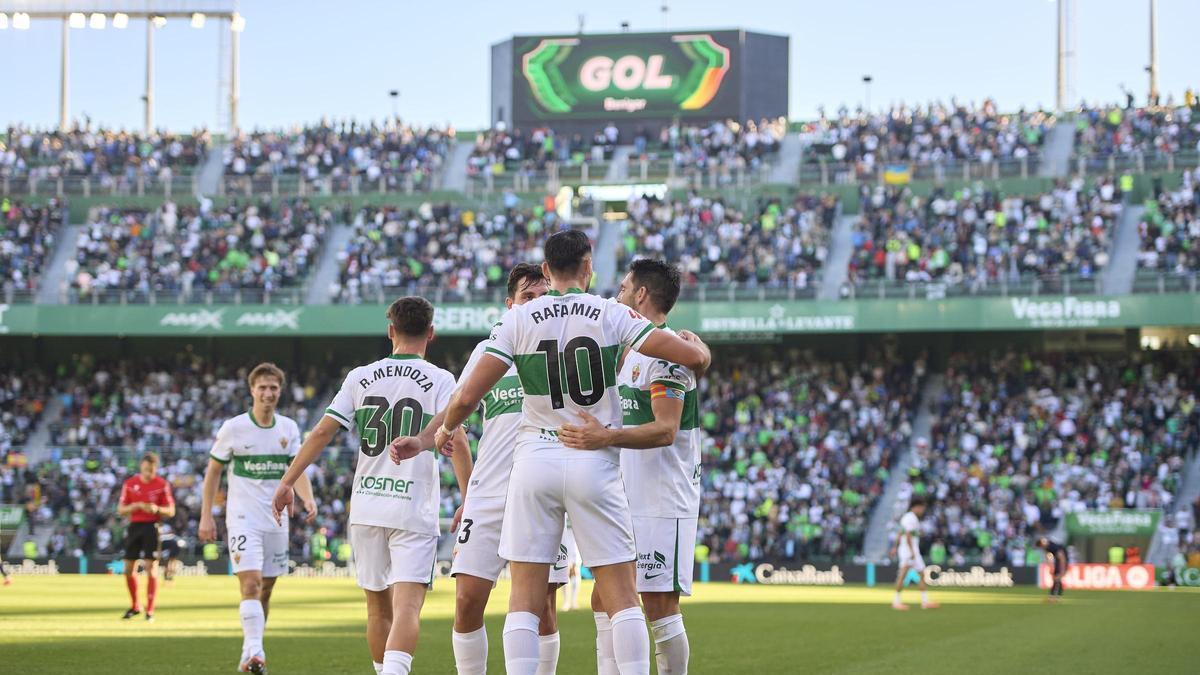 'Sold out' en el Martínez Valero: así está el ambiente previo al Elche CF - FC Barcelona