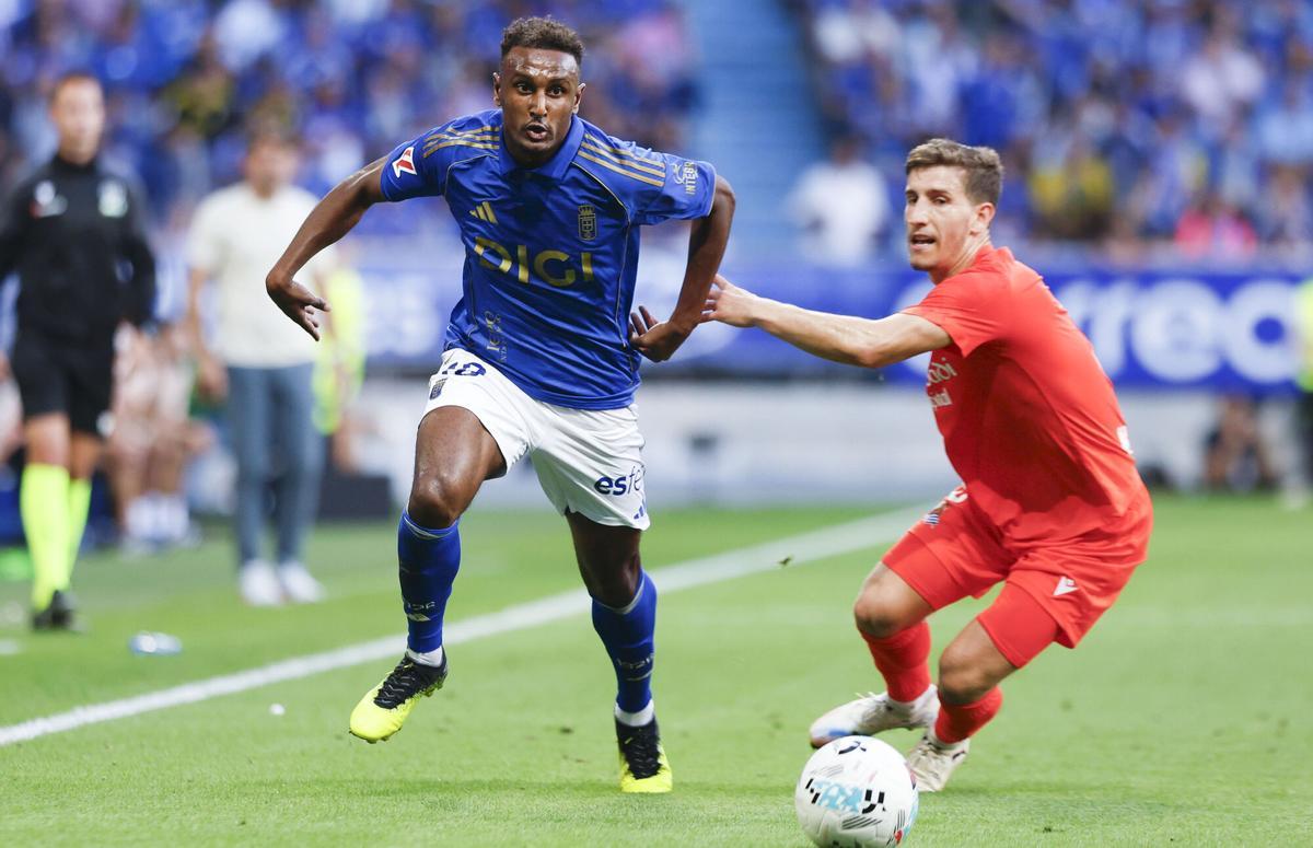 El extremo derecho del Oviedo Haissem Hassan (i) en el partido de LaLiga entre el Real Oviedo y la Real Sociedad, este sábado en el estadio Carlos Tartiere. EFE/Paco Paredes. (Oviedo) (Real Sociedad)