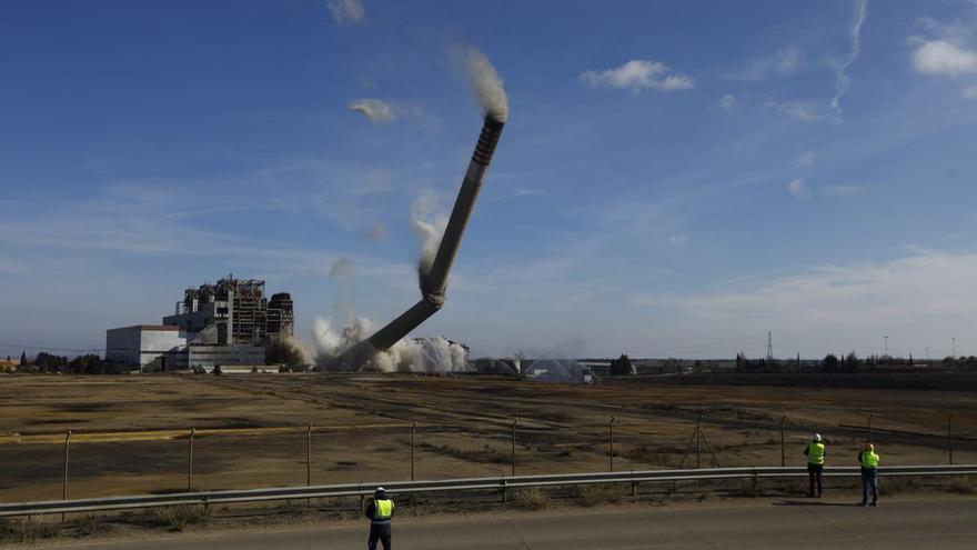 Impactante demolición de la chimenea de la central térmica de Teruel