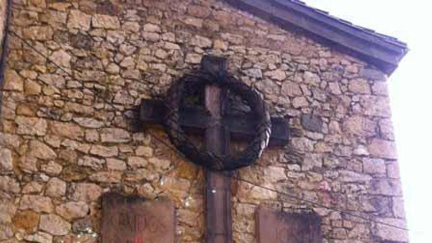 Las dos placas y la cruz laureada de la iglesia de Nava.