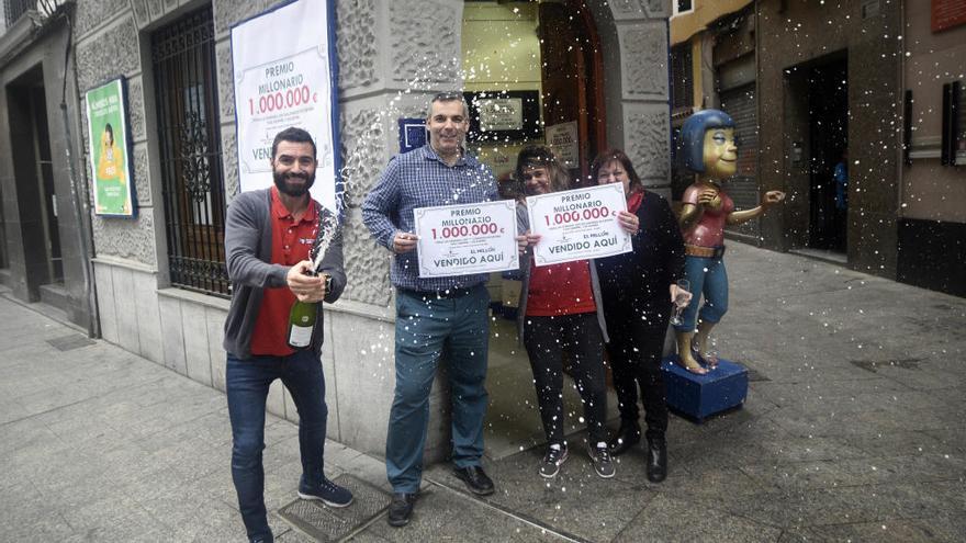 Los trabajadores de La Envidiosa, celebrando esta mañana el premio del Euromillones