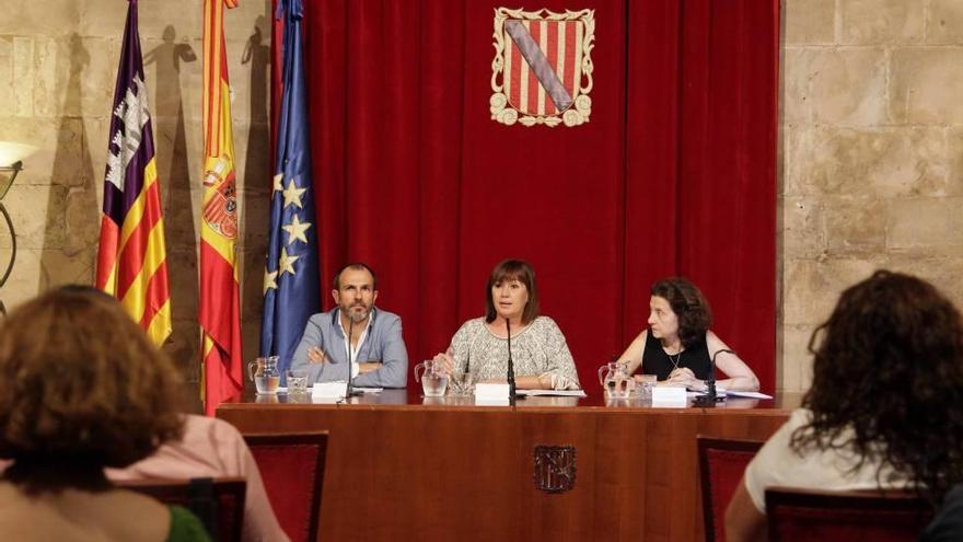 Biel Barceló, Francina Armengol y Fina Santiago, ayer en el Consolat de Mar.