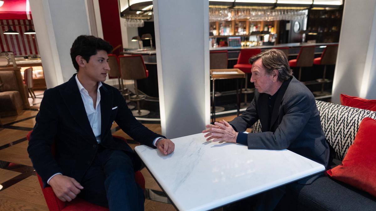 Emiliano Osornio y el maestro Curro Vázquez en la cafetería del hotel Estimar de València, este martes.