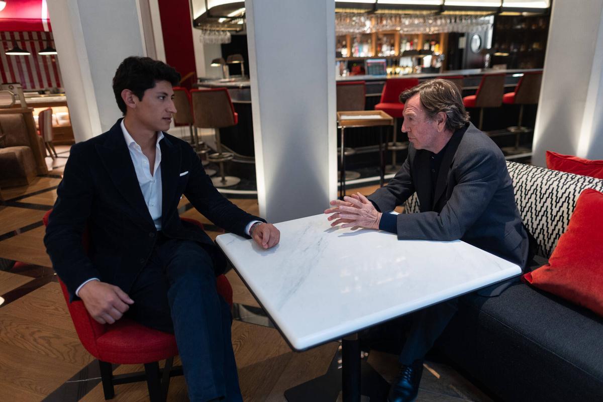 Emiliano Osornio y el maestro Curro Vázquez en la cafetería del hotel Estimar de València, este martes.