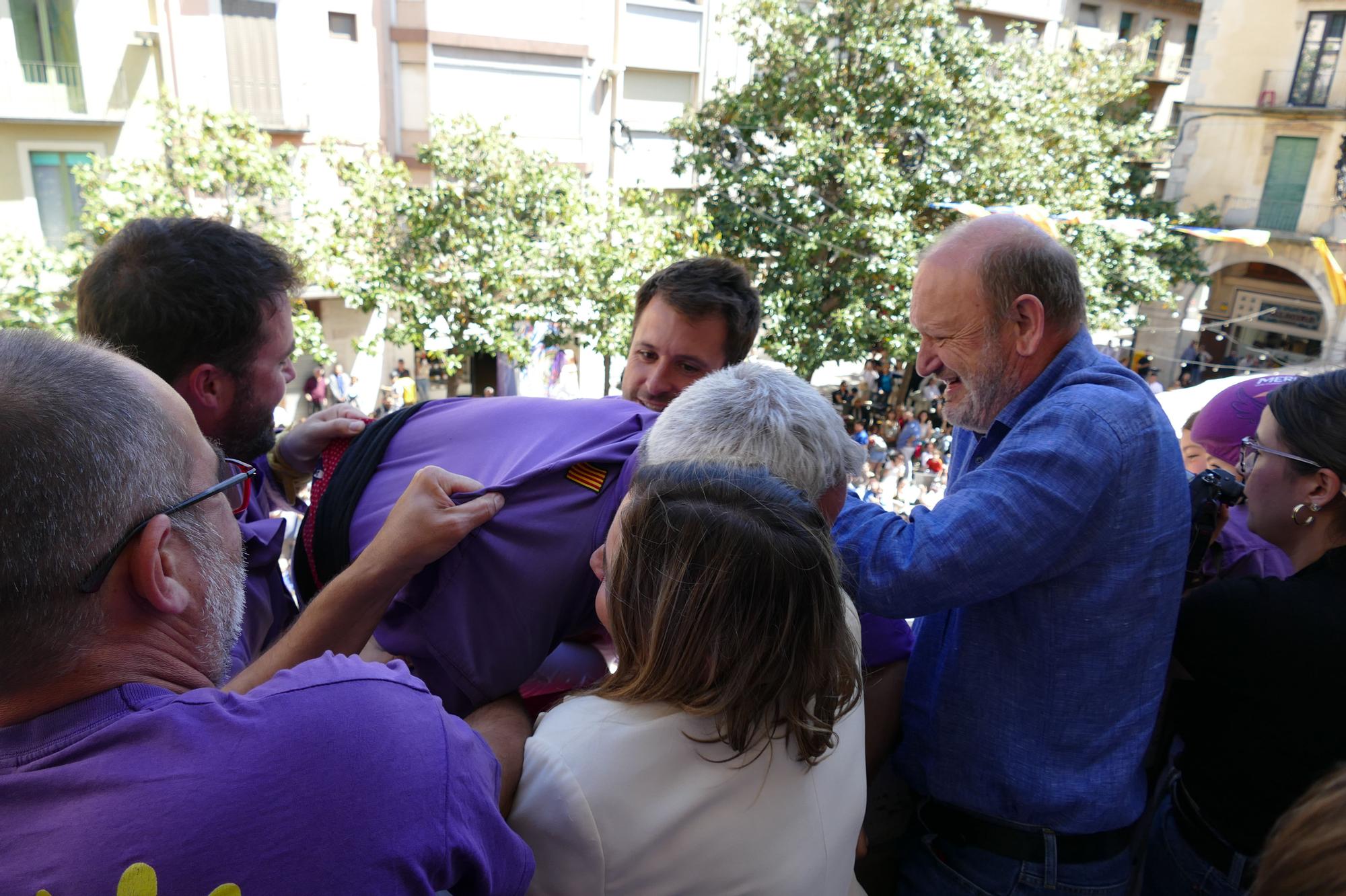 La plaça es tenyeix de colors amb la Diada Castellera de Santa Creu