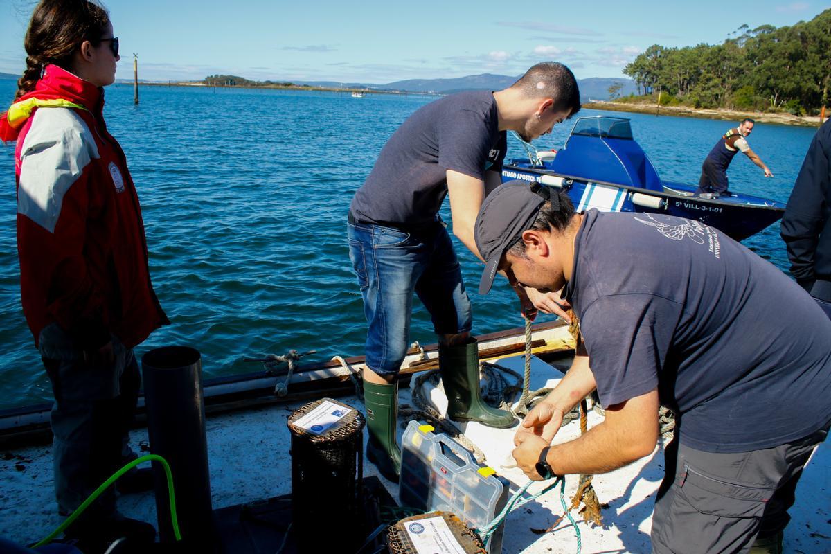 La instalación de puntos de control para el estudio de la calidad de las aguas del río Ulla.