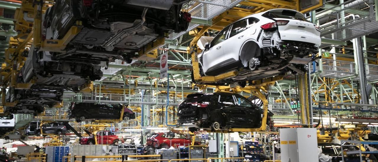 Coches en producción en Ford Almussafes, el pasado verano.