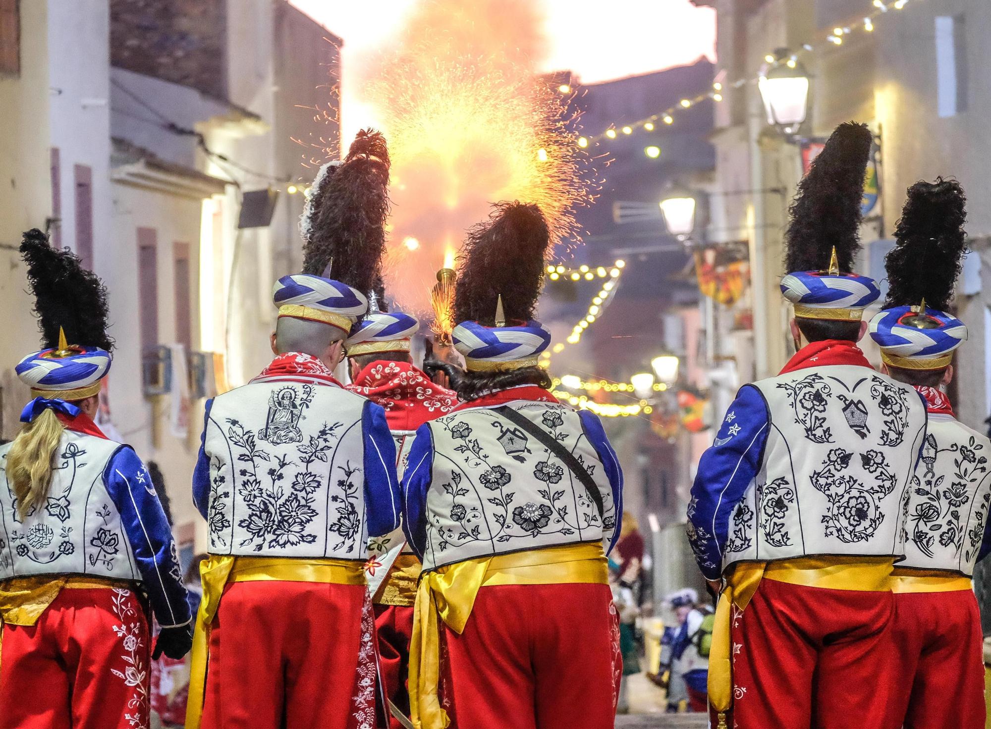 Los Moros de Sax &quot;quemando&quot; las calles del casco antiguo con sus arcabuces &quot;cabeza de moro&quot;.