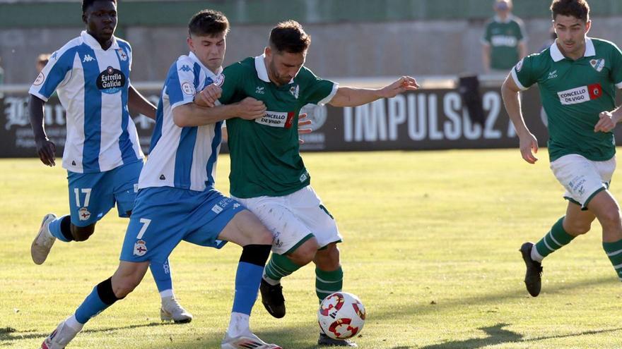 Adrián Guerrero le pelea una pelota a un jugador del Coruxo. | José Lores