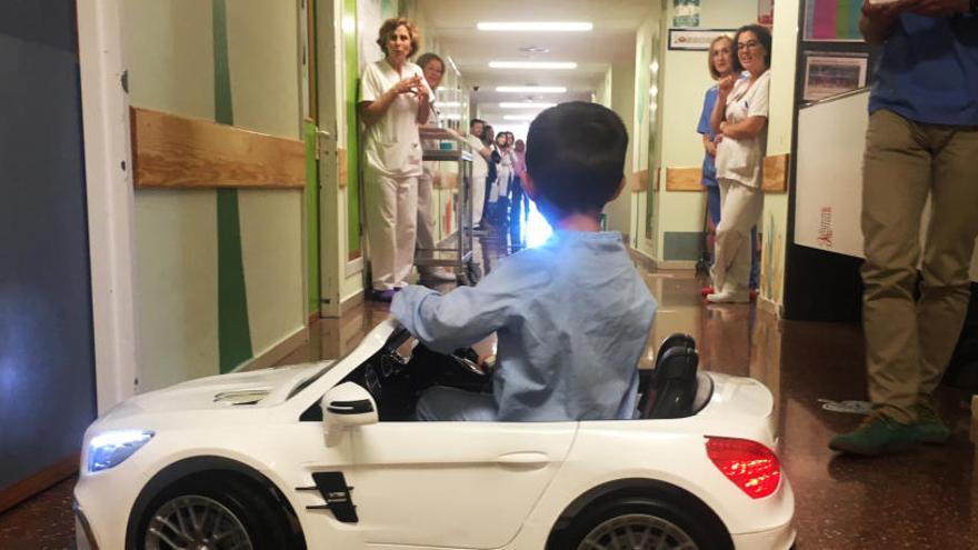 Los niños del Hospital Vega Baja de Orihuela se desplazarán por el centro al volante de un coche descapotable