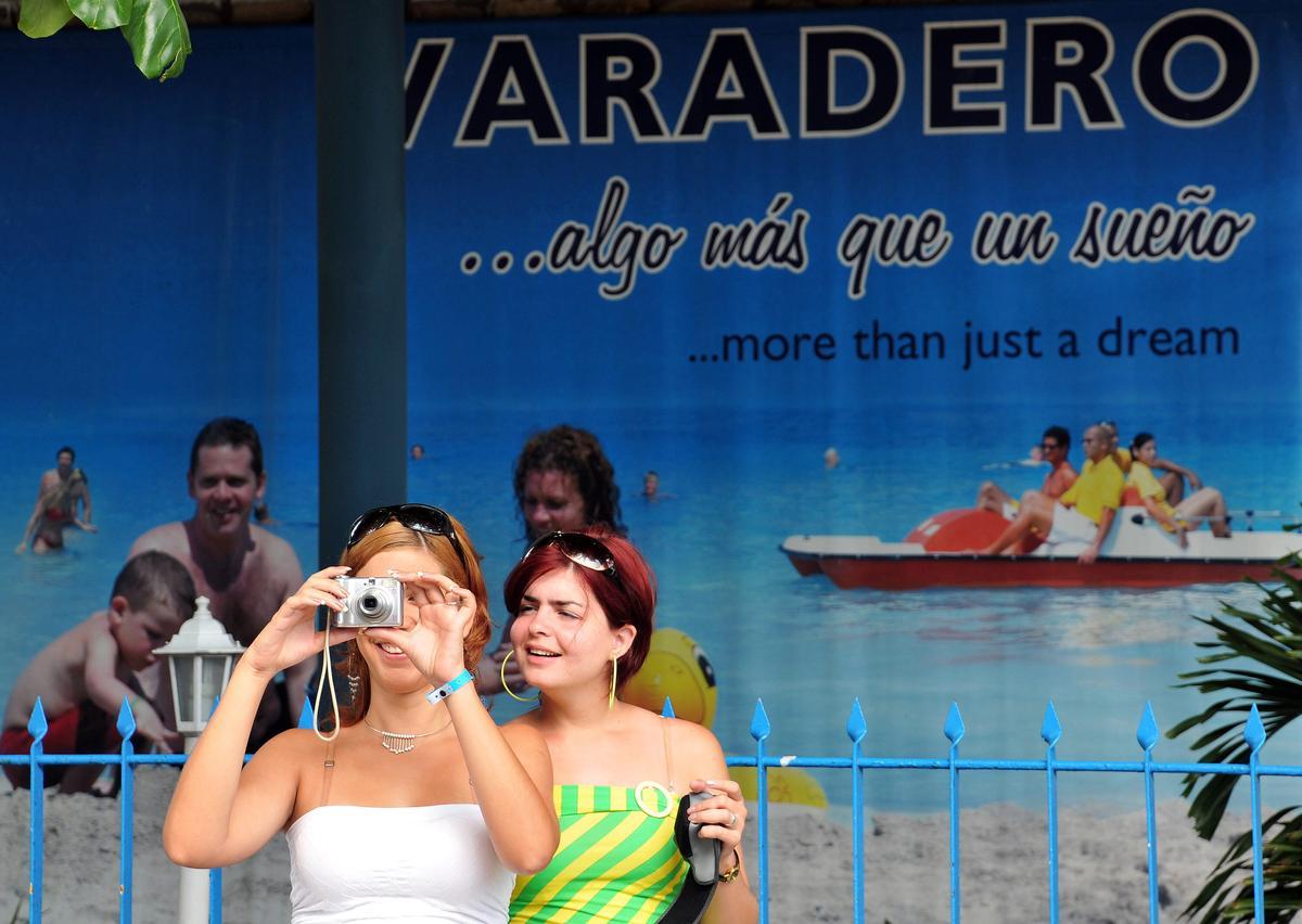 Dos jóvenes en un hotel de Varadero, a unos 150 Km, al este de La Habana, uno de los principales centros turísticos de la isla.