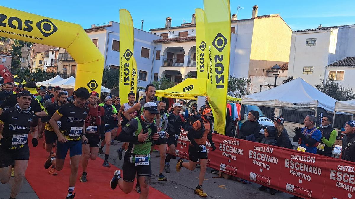 Los corredores toman la salida del último Trail Trincheras XYZ de Jérica.