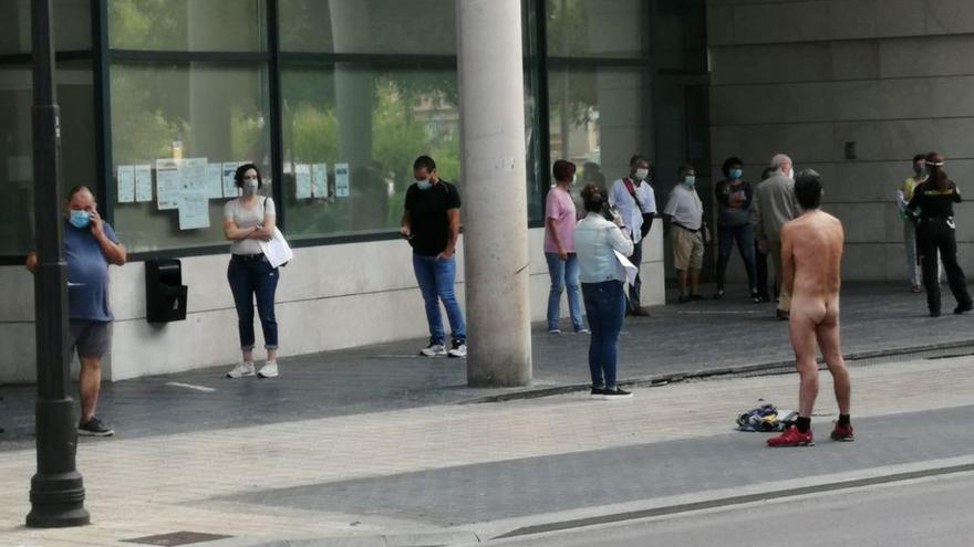 Un hombre se desnuda delante de la delegación de Hacienda en Castellón