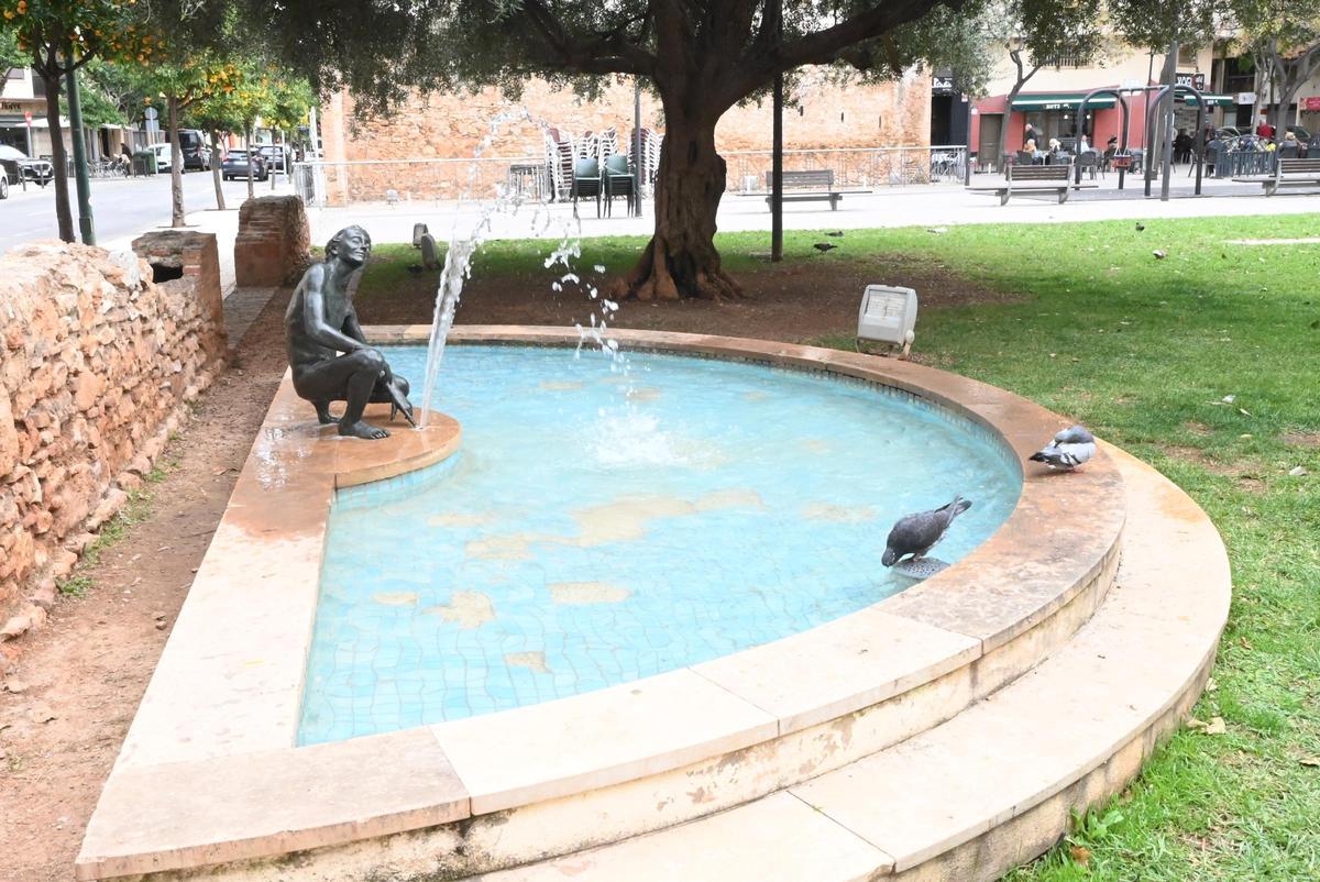 'Surtidor con figura de niño', en la plaza de la Muralla Liberal de Castelló.