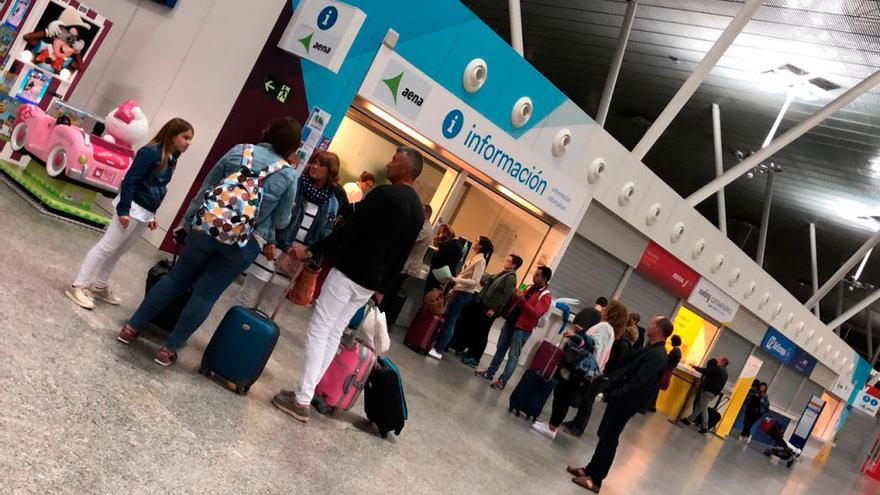 Los viajeros de Vueling en el aeropuerto de Santiago // CEDIDA