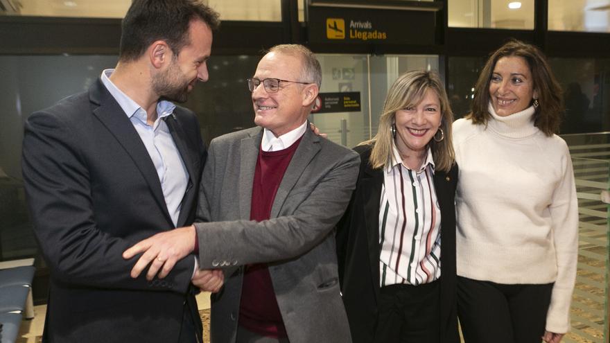 Álvaro Queipo, Diego Canga, Esther Llamazares y Marifé Gómez, en la terminal de llegadas del aeropuerto de Asturias. 