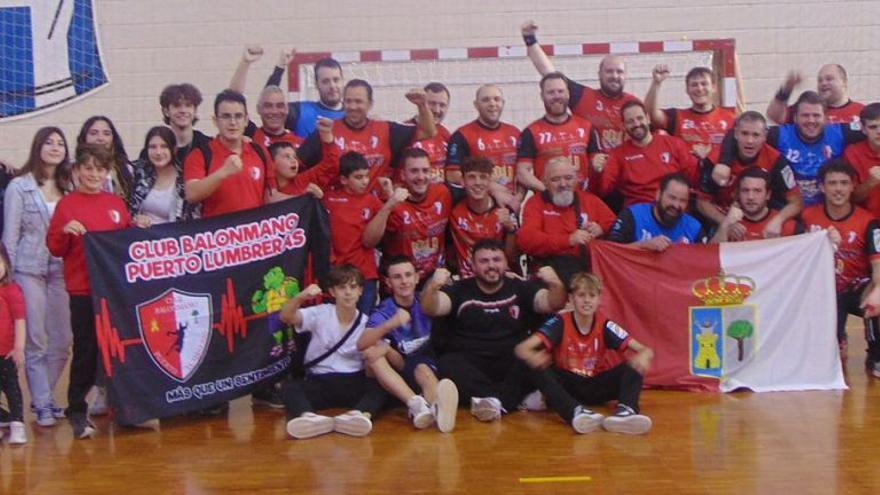 El Club Balonmano Puerto Lumbreras celebra el pase para el play off tras vecer al Jumilla. | JOSÉ GARCÍA