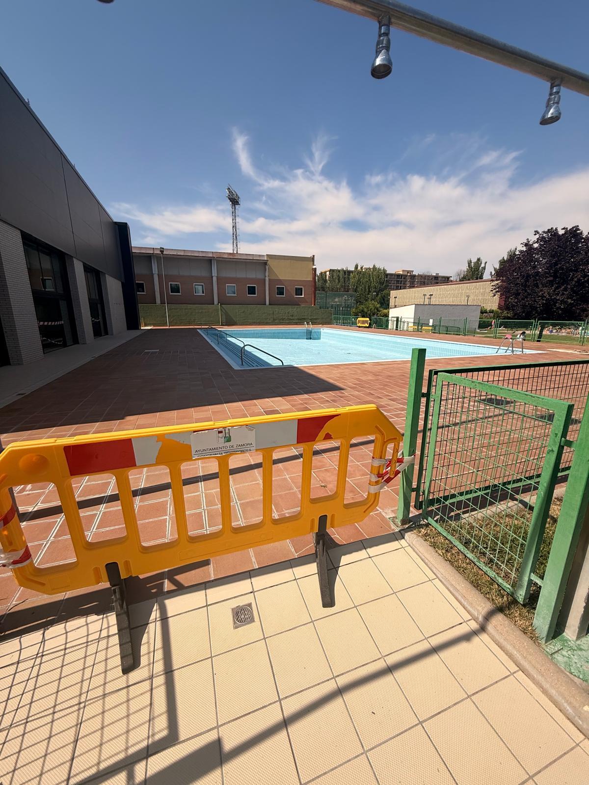 Valla que impide el acceso a la piscina mediana, utilizada tanto por niños como por personas mayores para caminar en el agua.