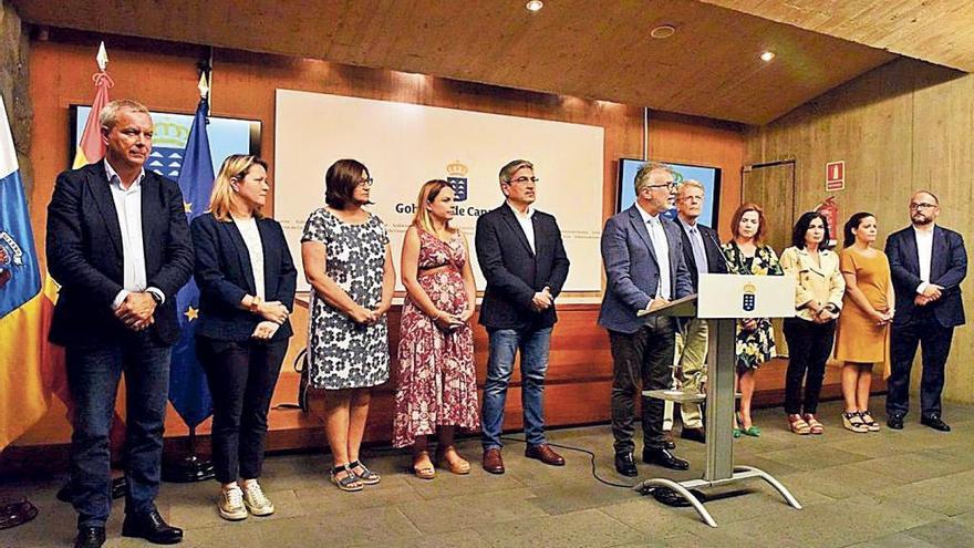 El presidente canario, Ángel Víctor Torres, junto a miembros de su gabinete.