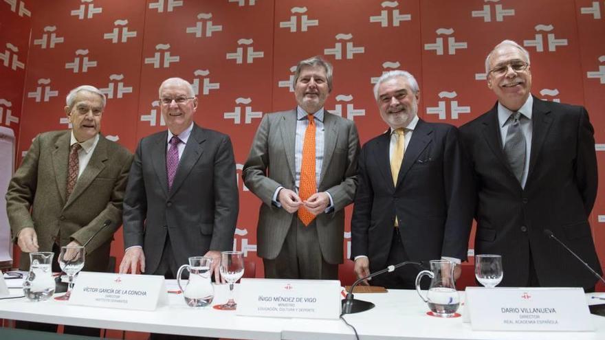 Jorge Cela Trulock, Víctor García de la Concha, Íñigo Méndez de Vigo, Darío Villanueva y Cela Conde, ayer, en el Instituto Cervantes de Madrid.