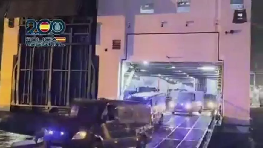 Así llegan los más de 250 agentes que reforzarán la seguridad por la visita del papa León XIV a Canarias