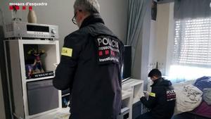 Agentes de los Mossos d’Esquadra trabajando en un caso de abuso a una menor.