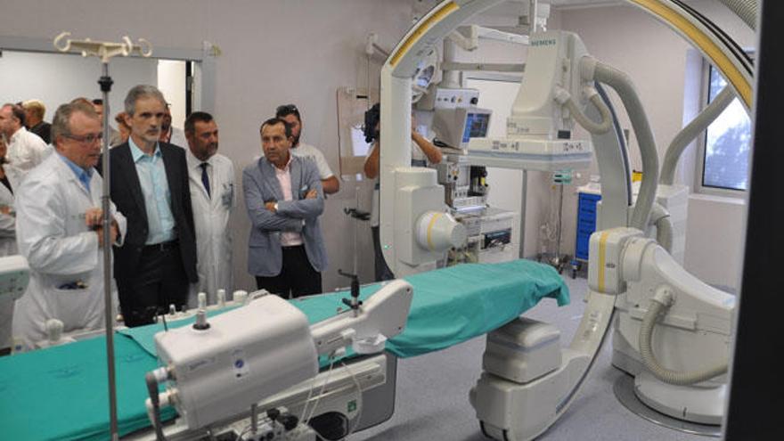 El jefe de servicio, el consejero, el gerente y Ruiz Espejo, en la nueva sala de hemodinámica.