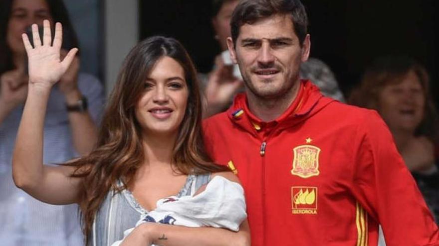 Sara Carbonero e Iker Casillas posan con Lucas.