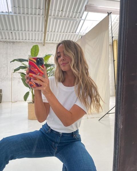 María Pombo con camiseta blanca