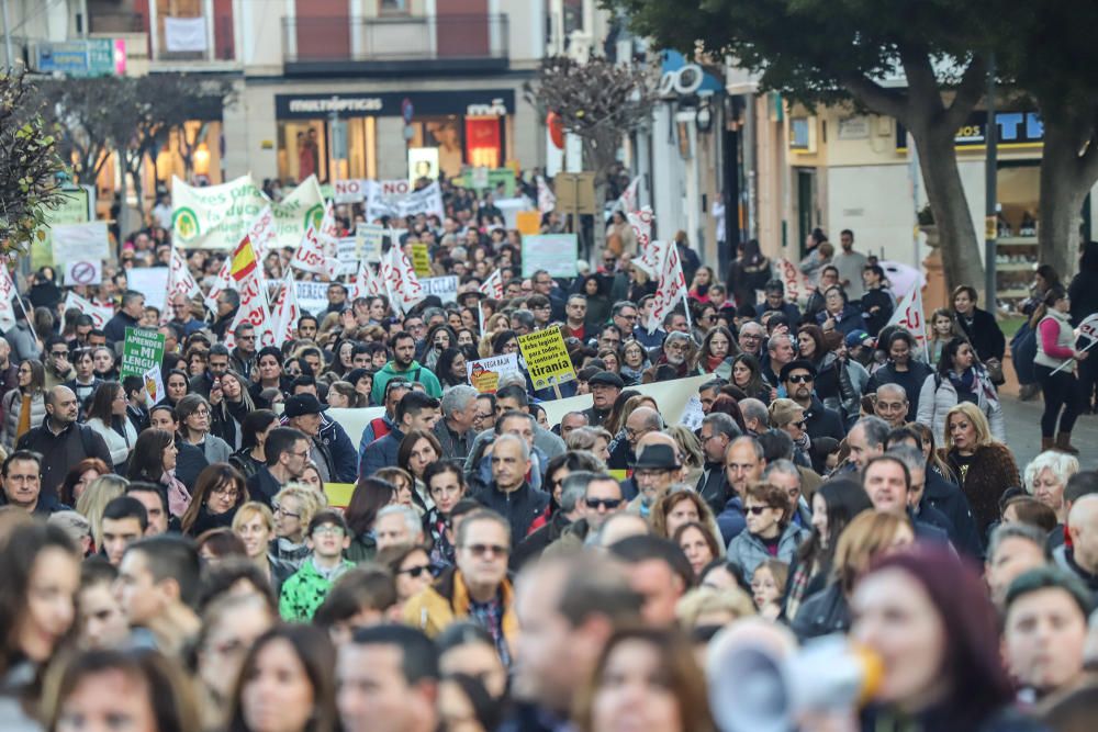 Veinte mil personas reclamaron ayer en las calles de Orihuela la derogación de la ley de Plurilingüismo