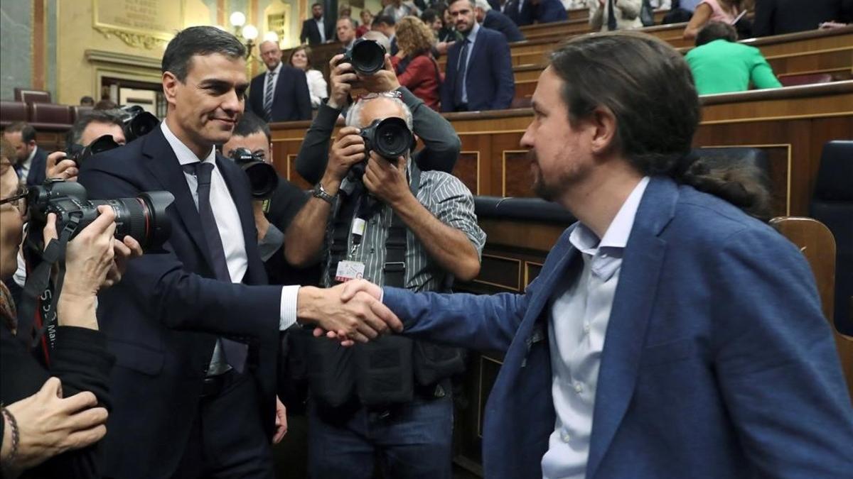 Pedro Sánchez y Pablo Iglesias se saludan en el Congreso, en junio del 2018