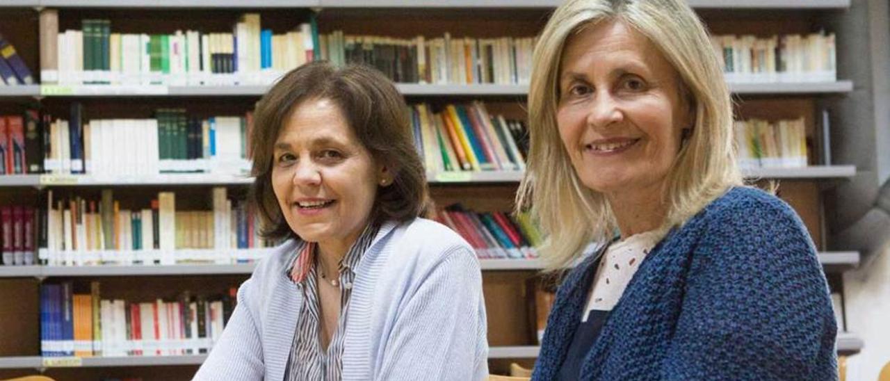 Por la izquierda, Pilar Pérez -que es jefa de estudios del Fleming- y Aída Prida, en la biblioteca del IES.