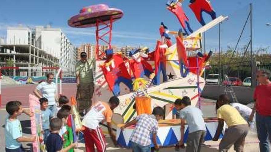 GASTÓN CASTELLÓ. Homenaje al circo. El colegio público Castón Castelló ha plantado una hoguera con el mundo del circo como protagonista con el que ha logrado el segundo premio.