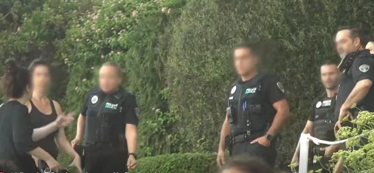 Agentes de la Policía Local de Calvià observan la acción. Agentes de la Policía Local de Calvià observan la acción.