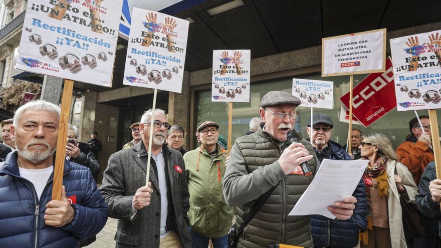 VÍDEO: Los mutualistas asturianos salen a la calle contra Hacienda: "Miles de personas perderán el dinero que se les debe"