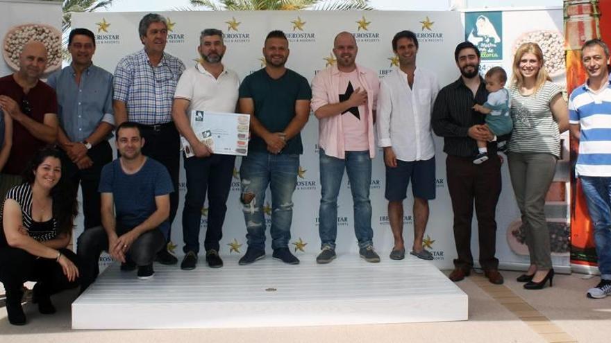 Los galardonados ayer con representantes de las firmas que han colaborado en esta muestra.