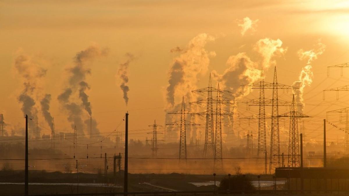 La contaminación ambiental es un fenómeno derivado del cambio climático.