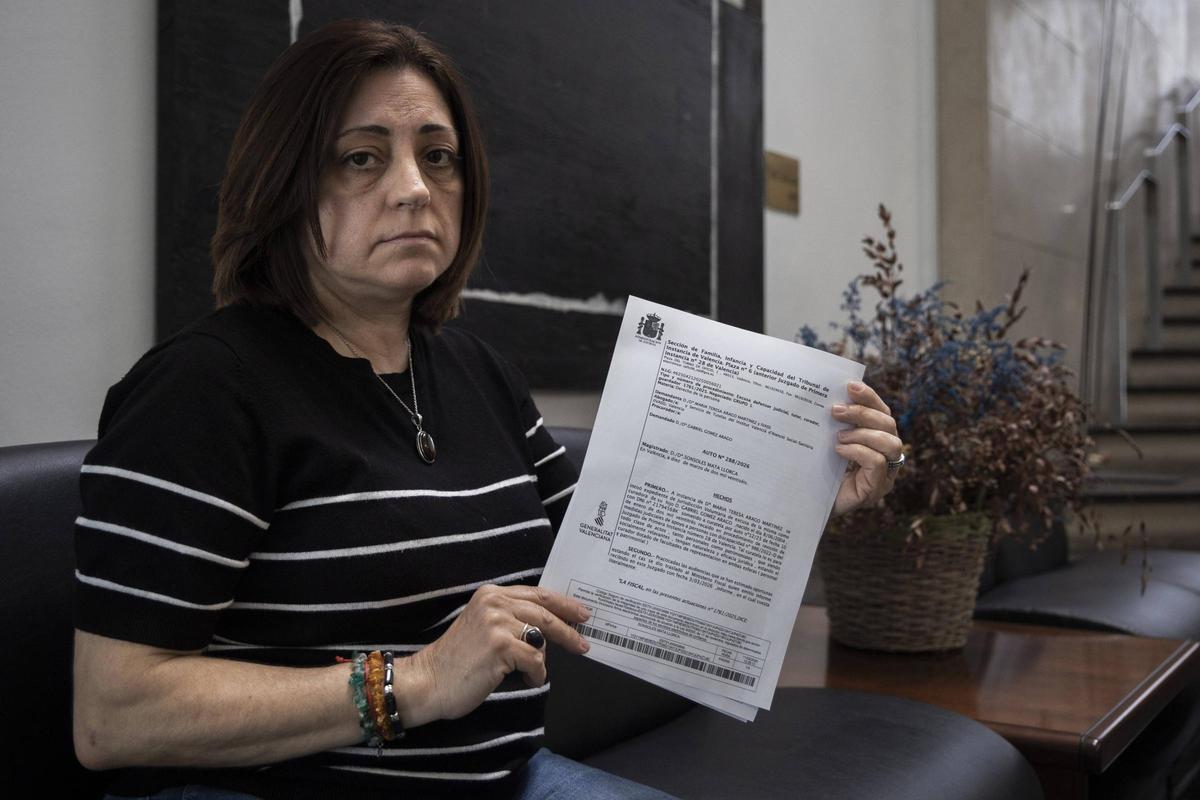 Teresa muestra la documentación sobre su hijo.