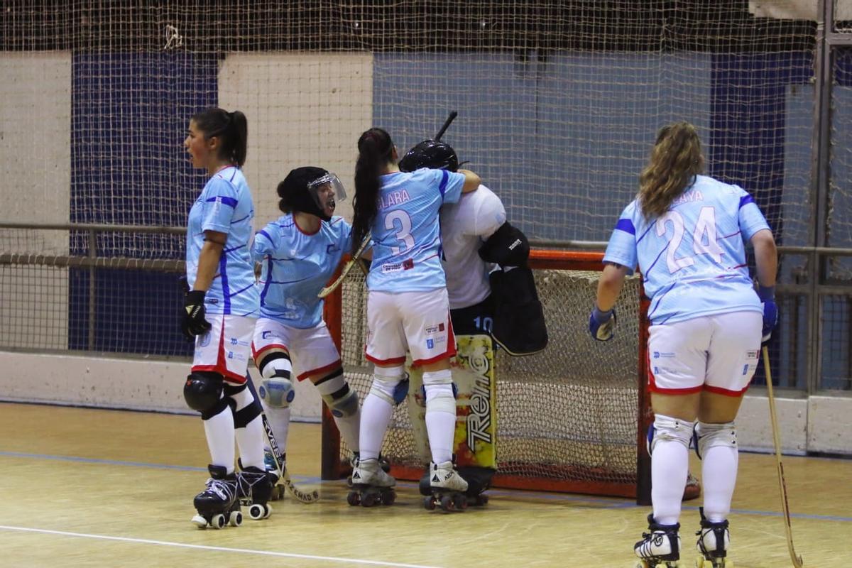 Felicitación a la portera del Traviesas en el último partido.