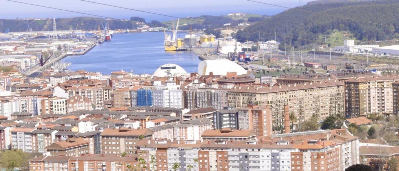 Vista de la ría d'Avilés dende La Lluz. | MIKI LÓPEZ