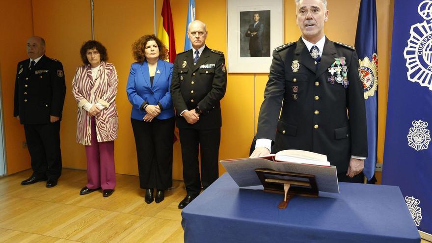 Felipe Guzmán Moreno (d.), el pasado 29 de diciembre, durante la toma de posesión como jefe de la Comisaría de la Policía Nacional en Santiago / |  A. HERNÁNDEZ