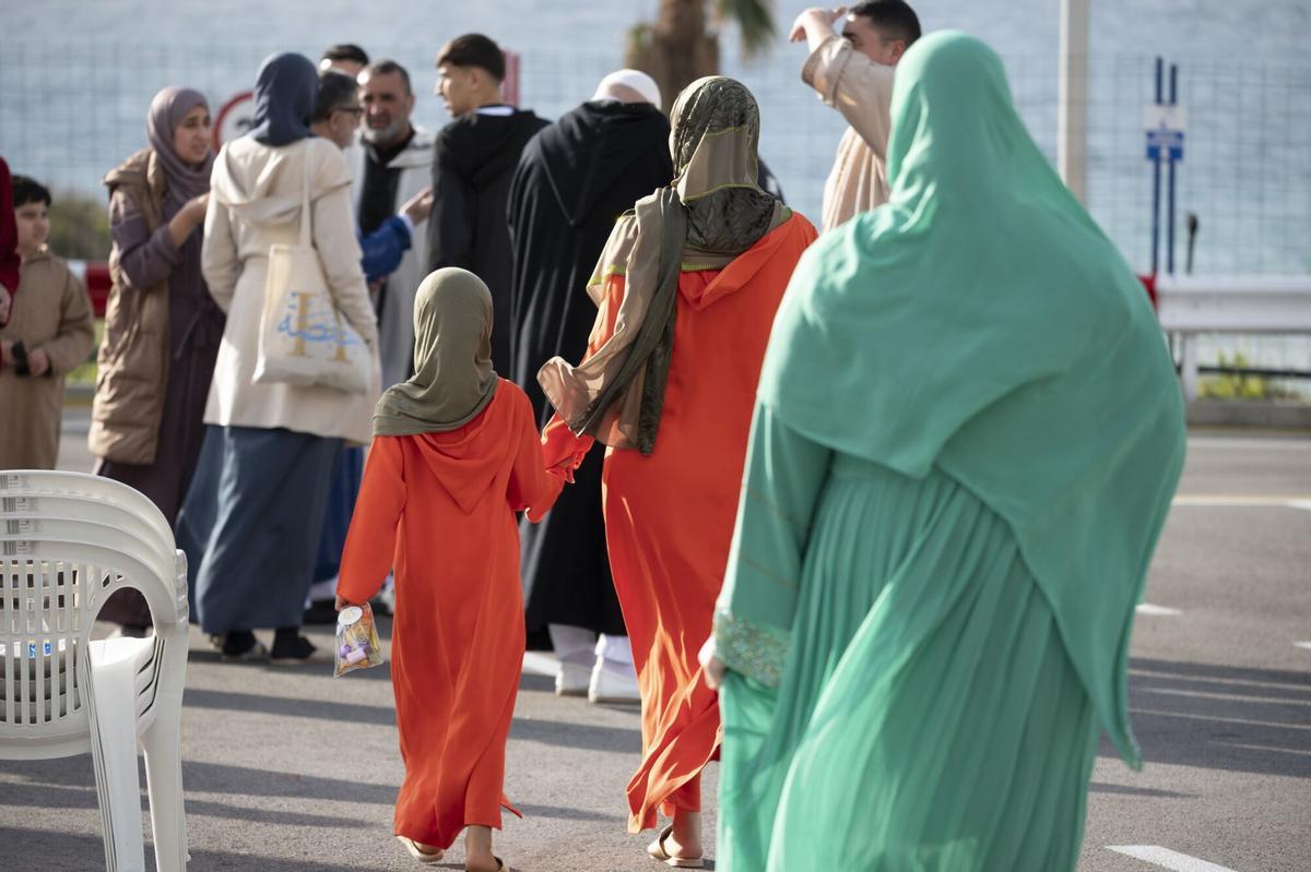 31/03/2025 Varias personas tras la oración colectiva con motivo de la festividad del Aíd al-Fitr, en la explanada de Loma Colmenar, a 31 de marzo de 2025, en Ceuta (España). El Aíd al-Fitr marca el final del mes sagrado de Ramadán. La convocatoria, organizada por la Unión de Comunidades Islámicas de Ceuta (UCIDCE), ha contado con la presencia del presidente de la ciudad, que ha acompañado a los miles de fieles congregados para celebrar el rezo y la jornada festiva. SOCIEDAD Antonio Sempere - Europa Press