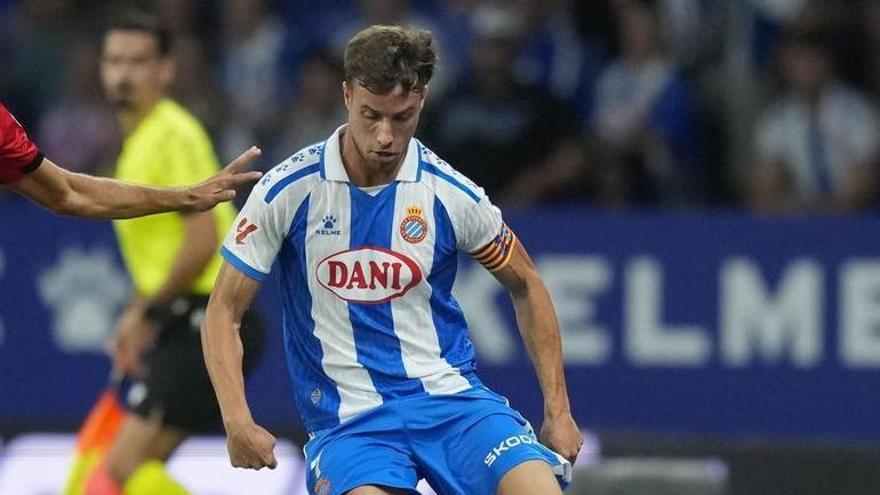 Javi Puado reibe la presión de Mateu Jaume.