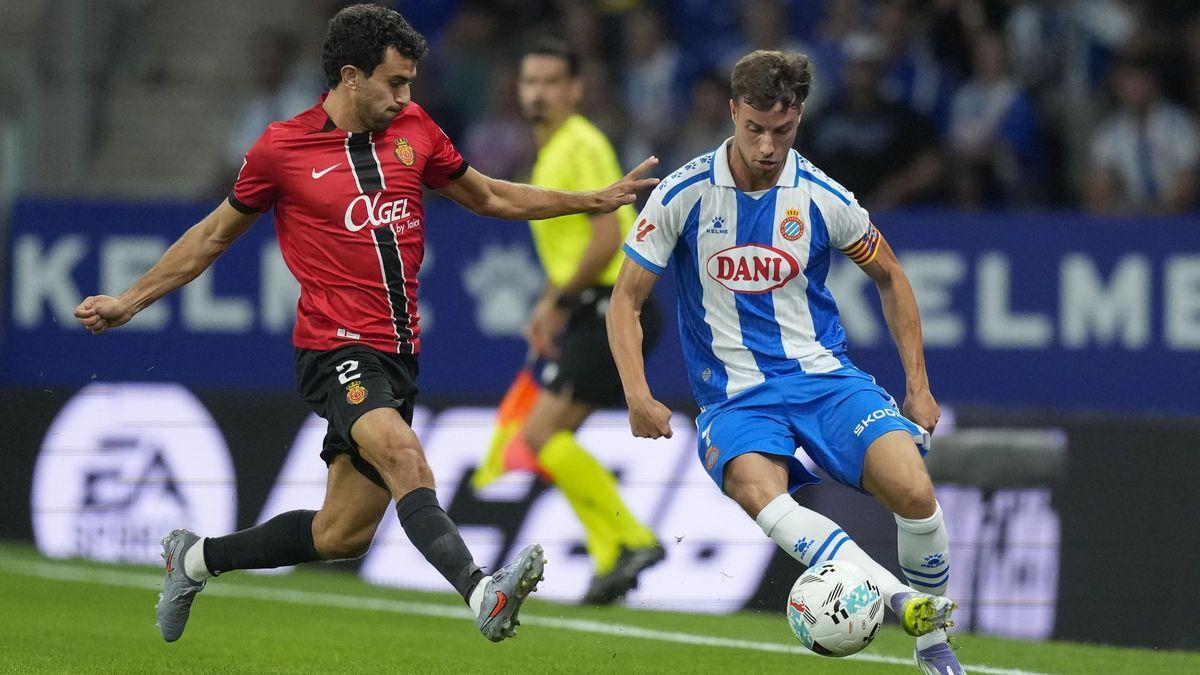 Javi Puado reibe la presión de Mateu Jaume.
