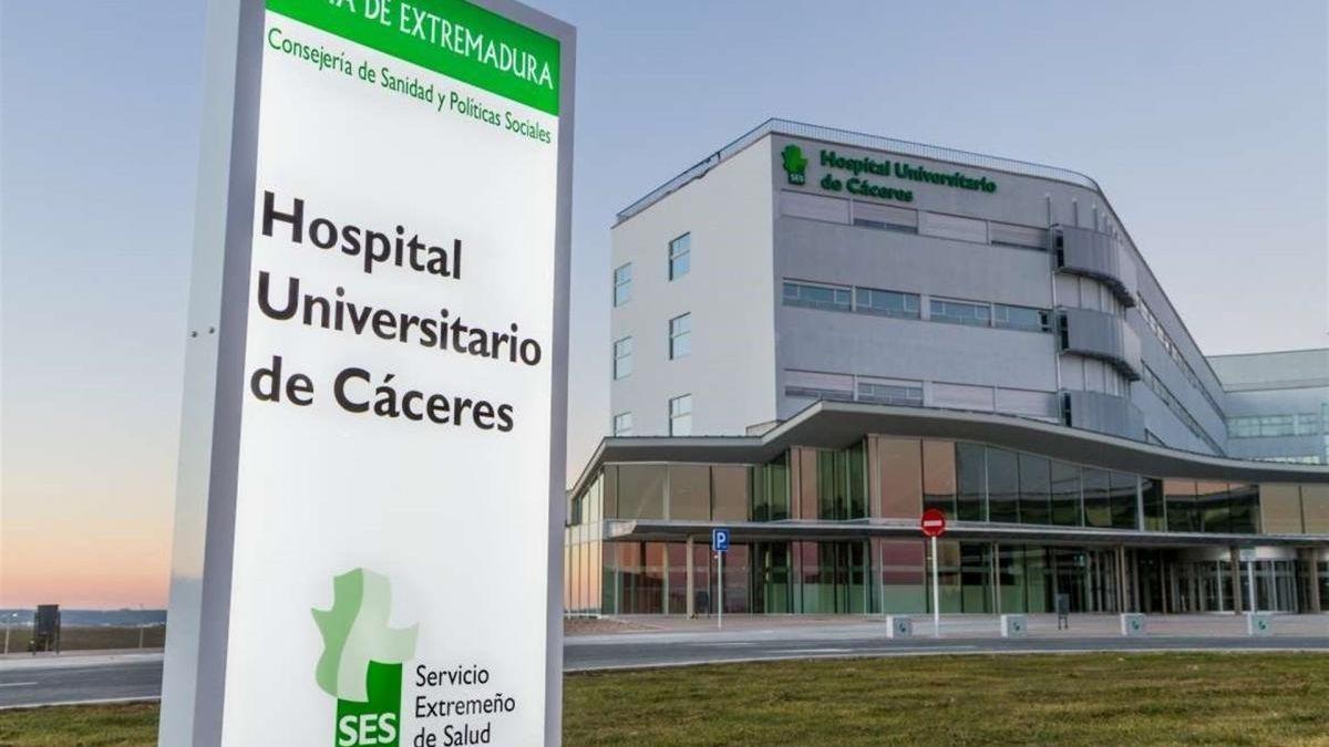 Exterior del hospital universitario de Cáceres, uno de los centros sanitarios del SES.