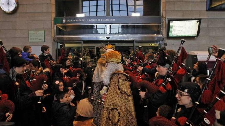 La Real Banda recibió a los Reyes en la estación. // Jesús Regal